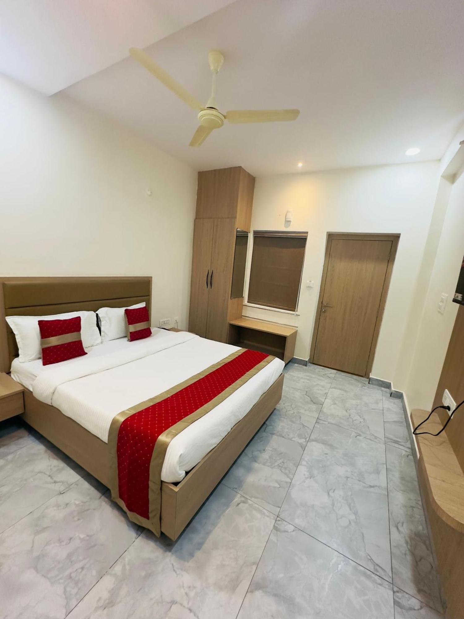 Hotel Raga Karīmnagar エクステリア 写真